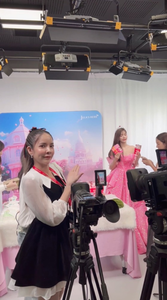 MC ไลฟ์กำลังไลฟ์ขายสินค้าในสตูดิโอ